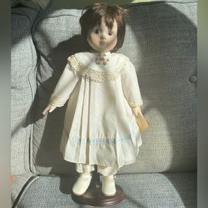Victoria’s Collectables Singing Wind Up Porcelain Doll